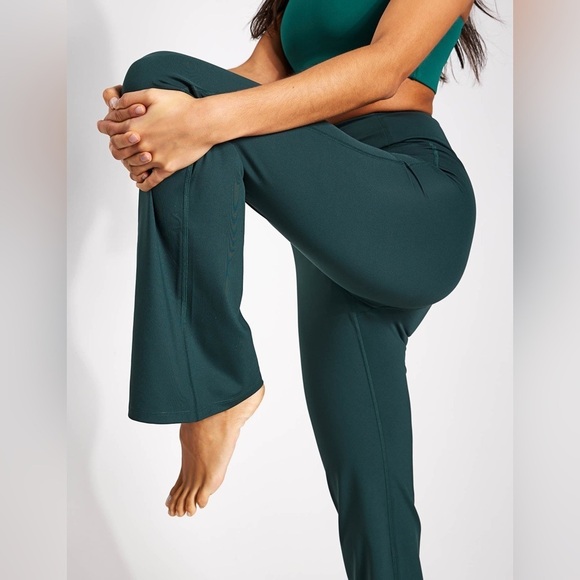 GIRLFRIEND COLLECTIVE Compressive Flare Leggings In Moss Green - Picture 3 of 6